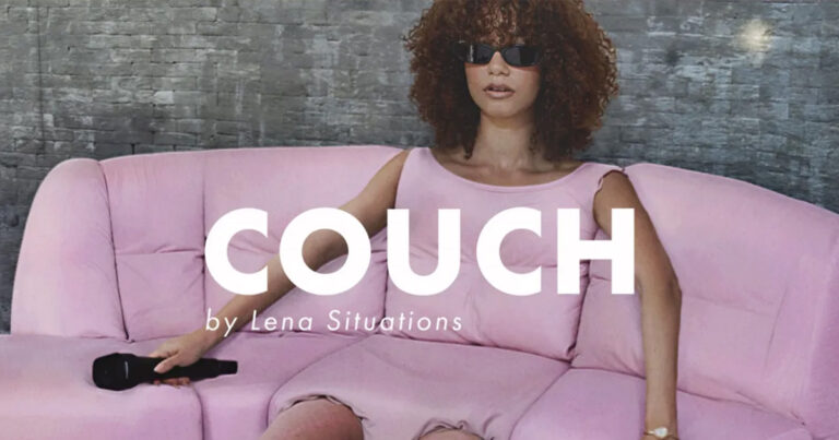 Léna Situations rebaptise son podcast pour séduire l’international : bienvenue dans “COUCH!”